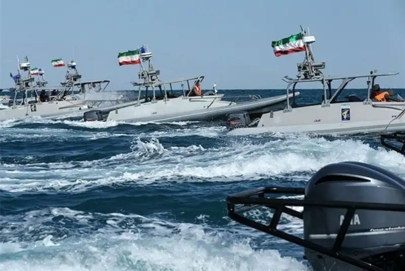 کشتی حامل 250 هزار لیتر سوخت قاچاق در خلیج‌فارس توسط منطقه دوم دریایی سپاه توقیف شد