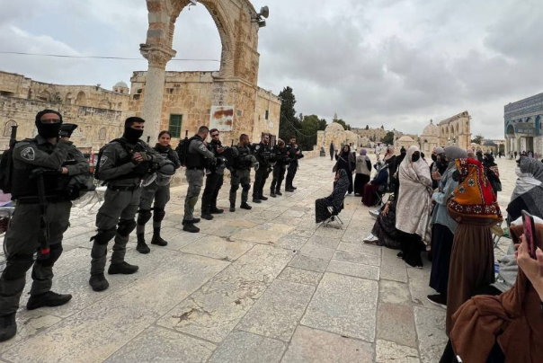 זה היום השלישי ברציפות, כוחות ישראלים פושטים על מסגד אל-אקצא, תוקפים מתפללים