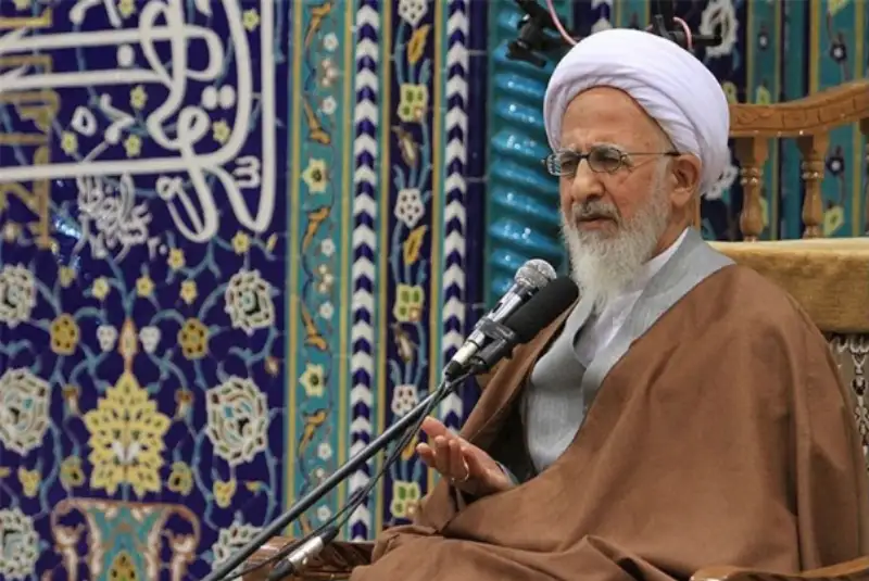 علامه جوادی: گر بار خودبینی را در شب قدر بر زمین بگذاریم پرواز آسان است