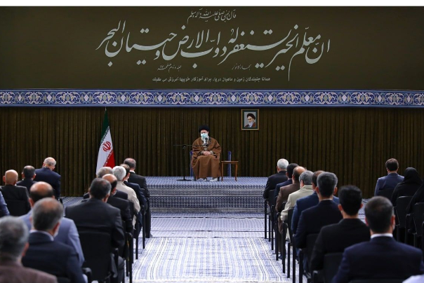 قائد الثورة يستقبل حشدا من المعلمين واصحاب الثقافة