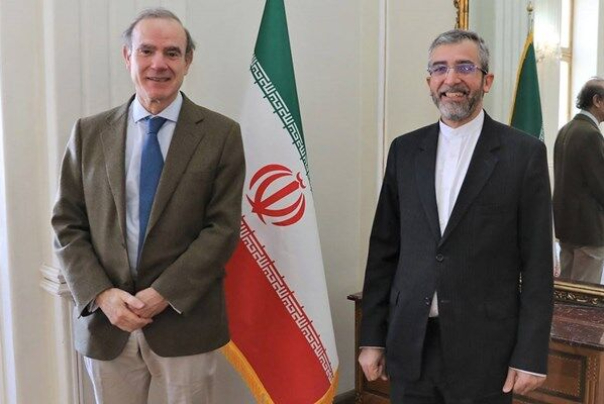 تواصل المفاوضات بين باقري ومورا حول استئناف مفاوضات فيينا
