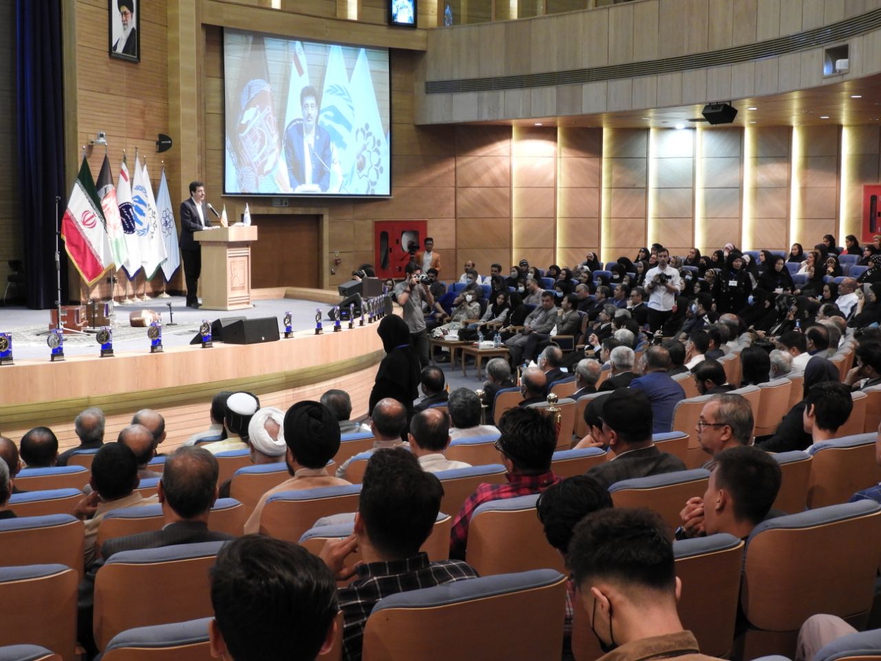 جامعه پناهنده و جامعه ایرانی کنار یکدیگر هستند