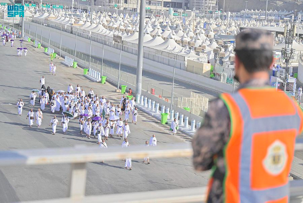 حجاج بيت الله يتوافدون على عرفات لأداء الركن الاعظم