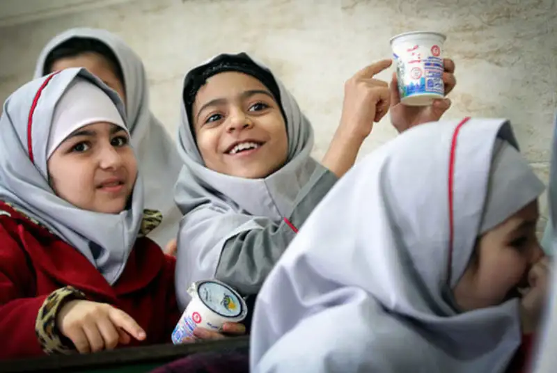 «تغذیه رایگان» 3 تا 5 میلیون دانش‌آموز با شیر و نان از مهرماه