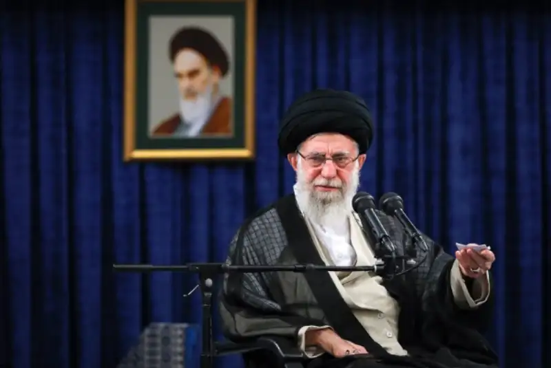 مقام معظم رهبری: خطبای جمعه مفاهیم انقلابی را متناسب با نیاز روز بازتولید کنند
