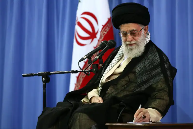 رهبر انقلاب سیاست‌های کلی برنامه هفتم با اولویت پیشرفت اقتصادی توأم با عدالت را ابلاغ کردند