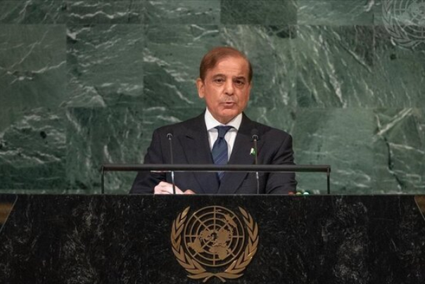 نخست‌وزیر پاکستان از جهان خواست کشورش را در بحران‌ها تنها نگذارند