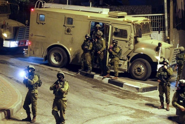 פלסטינים נפצעו לאחר שהתעמתו עם IOF שהסתער על דורה בגדה המערבית