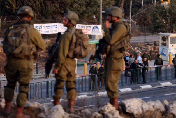 ילדים פלסטינים נפצעו בזמן שהכוחות הישראלים הסתערו על בית הספר בגדה המערבית ויורים גז מדמיע