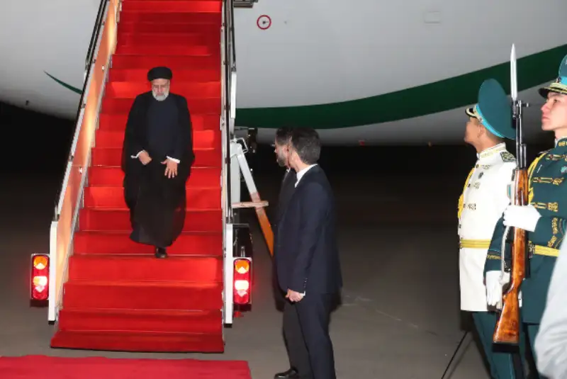 آیت‌الله رئیسی وارد آستانه شد