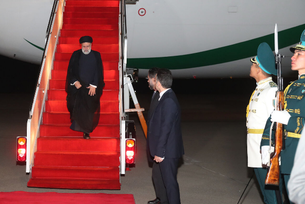 آیت‌الله رئیسی وارد آستانه شد