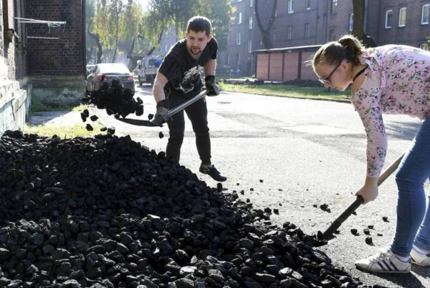 اروپای شرقی برای پشت سر گذاشتن سرما همه چیز را می‌سوزاند