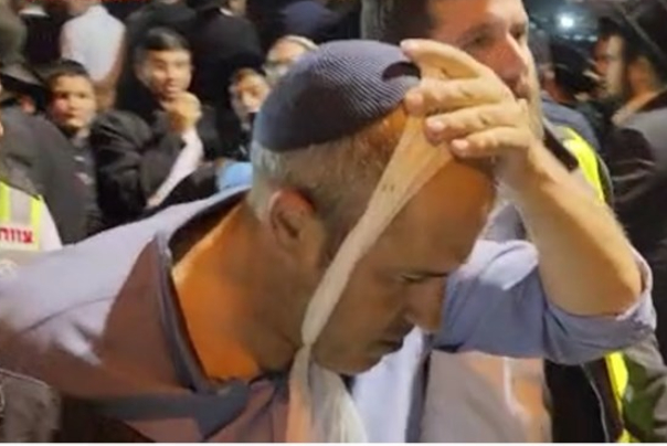 חסידי ברלנד תקפו את הרב שמואל אליהו ואריה קינג בהילולת שמעון הצדיק