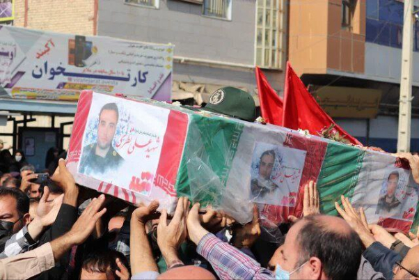 پیکر پاک شهید «علی نظری» بر دوش ملایری‌ها تشییع شد+ تصاویر