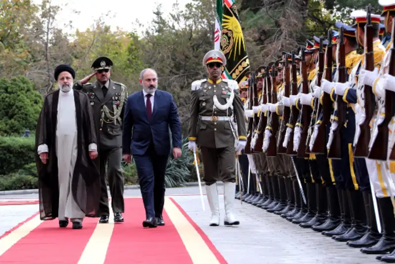 استقبال رسمی رئیسی از نخست وزیر ارمنستان