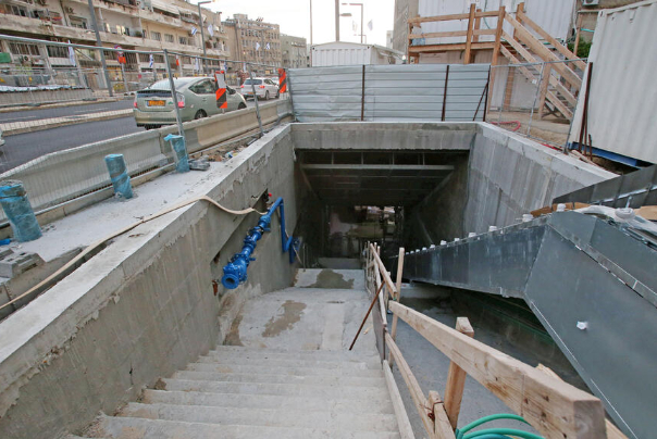 בחברת חשמל מעכבים את הרכבת הקלה