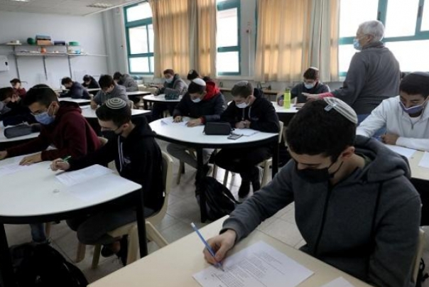 אישור תכנית הלימודים באזרחות: יהדות ישראל חשובה יותר מדמוקרטיה