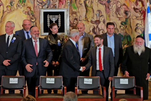 משא ומתן קואליציוני: נתניהו מתמקח עם סמוטריץ' על לגליזציה של מאחזים