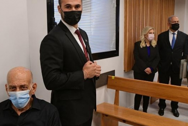 בית המשפט מקבל את תביעת משפחת נתניהו ומטיל קנס על אולמרט