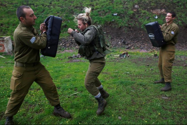 66% מהישראלים: לאפשר לחיילים לא לשמוע שירת נשים