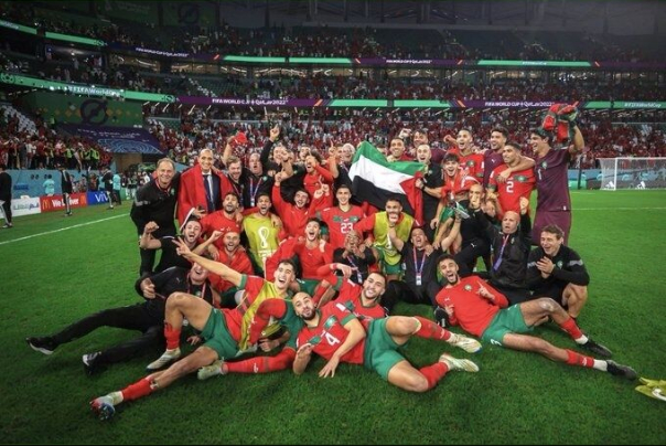 لاعبو المغرب يرفعون علم فلسطين احتفالا بالفوز على إسبانيا