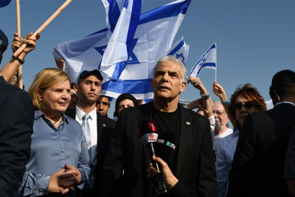 לפיד יצא להפגין נגד הממשלה הבאה