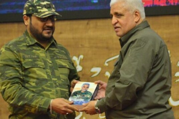 الحشد الشعبي يزيح الستار عن كتاب "سليماني منا أهل العراق”