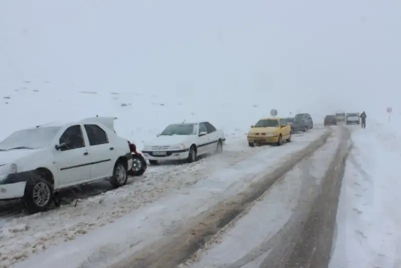 برف و باران در محورهای 23 استان/ الزام تجهیز خودرو به زنجیر چرخ