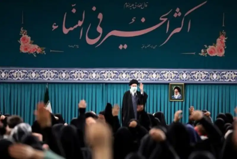 رهبر انقلاب: در مسأله‌ زن موضع ما در قبال مدعیان ریاکار غربی، مطالبه است/ کسانی که حجاب ضعیف دارند هم دختران خود ما هستند
