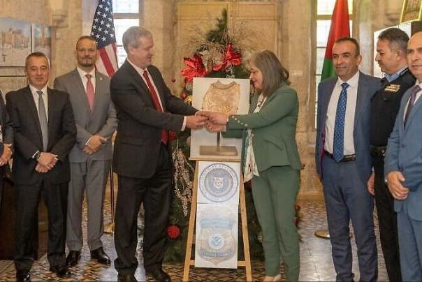 בפעם הראשונה, ארצות הברית מחזירה חפץ גנוב לפלסטינים
