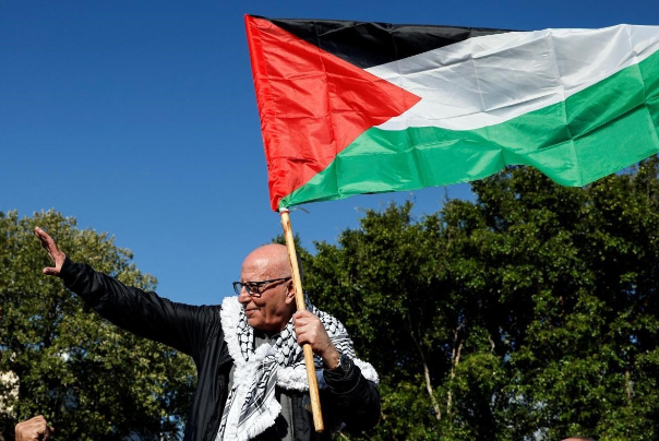 בן-גביר אומר שהדגל הפלסטיני סמל לטרור, מורה על הסרה