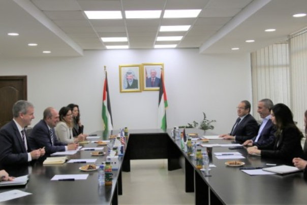 חוסיין אלשייח דן עם השליח האמריקני בהתפתחויות הפוליטיות