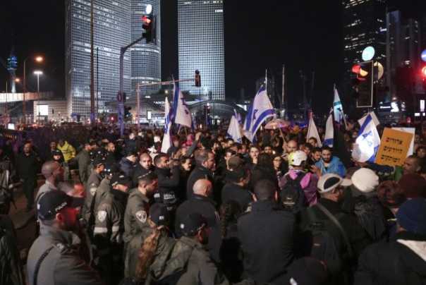 "משבר חוקתי": נתניהו לא מתכוון לבצע שינויים בתוכנית של לוין