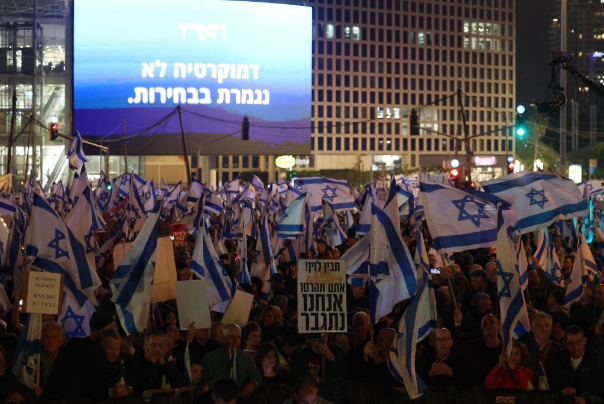 נגד ממשלת נתניהו: למעלה מ-100,000 מפגינים בתל אביב ואלפים בחיפה, ירושלים ובאר שבע