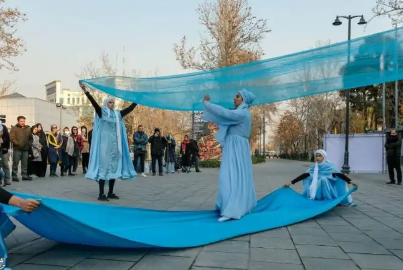 «مردمان مرد» به تئاتر شهر می آیند، «کلاه قرمزی» به مولوی می رود