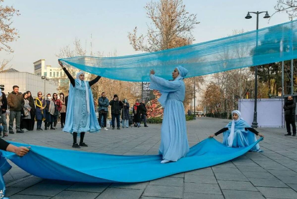 «مردمان مرد» به تئاتر شهر می آیند، «کلاه قرمزی» به مولوی می رود