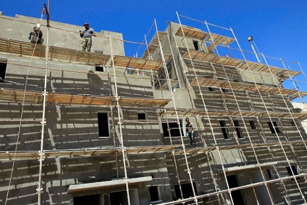 הקמת סיור חמוש לחיפוש עובדים פלסטינים בעיירה ישראלית