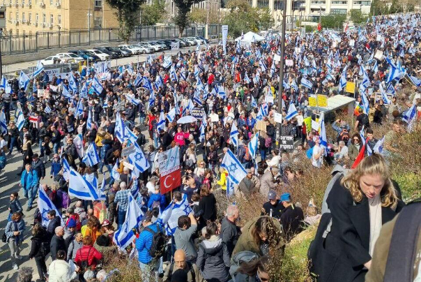 כ-90 אלף הפגינו בירושלים. לפיד: נילחם עד שננצח. גנץ: נתניהו מרסק את החברה
