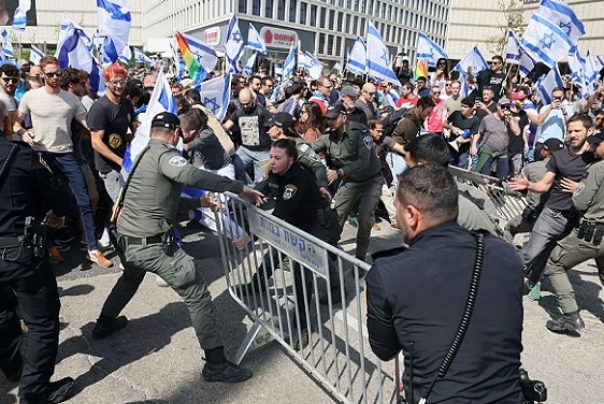 החלשת מערכת המשפט: הפגנות קולניות, עימותים עם המשטרה ועשרות מעצרים