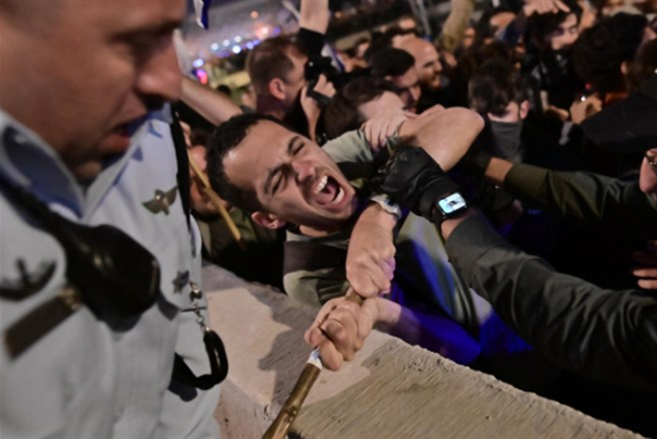 מפגינים פרצו מחסומים, פרשים בכביש איילון