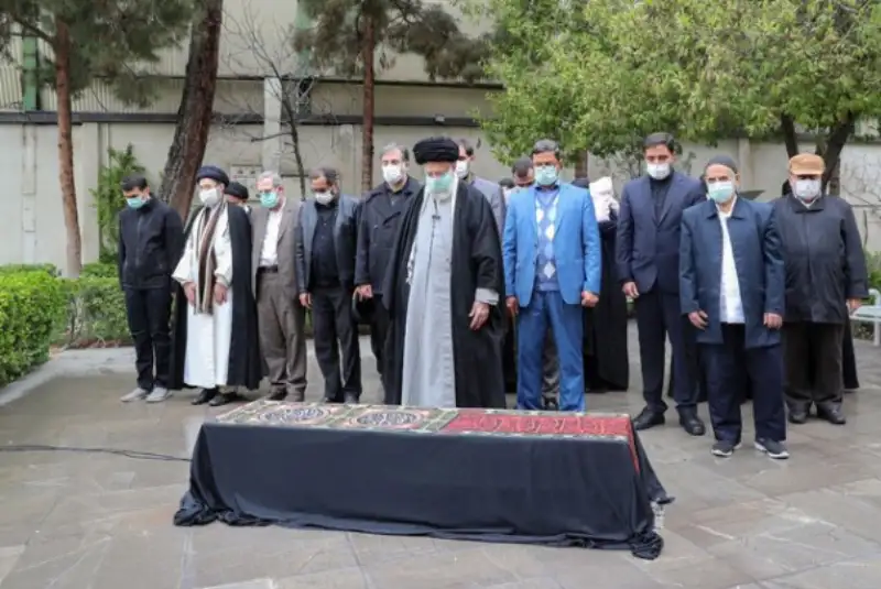 رهبر معظم انقلاب بر پیکر مرحوم غفوری اقامه نماز کرد