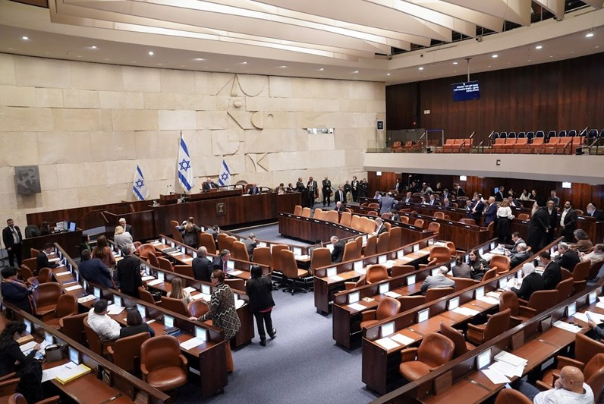 החוק למניעת הדחת נתניהו אושרר, המחאות נמשכות