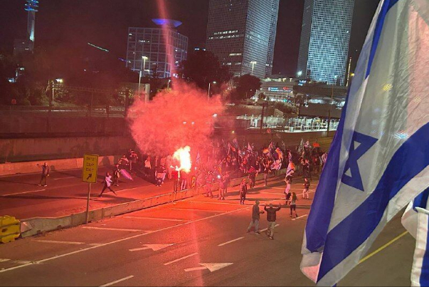 В Израиле десятки тысяч людей вышли протестовать против политики Нетаньяху