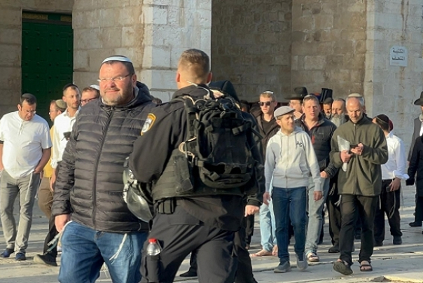 לאחר שרוקנו אותו מהפלסטינים: פלישות המוניות של מתנחלים לאל-אקצא