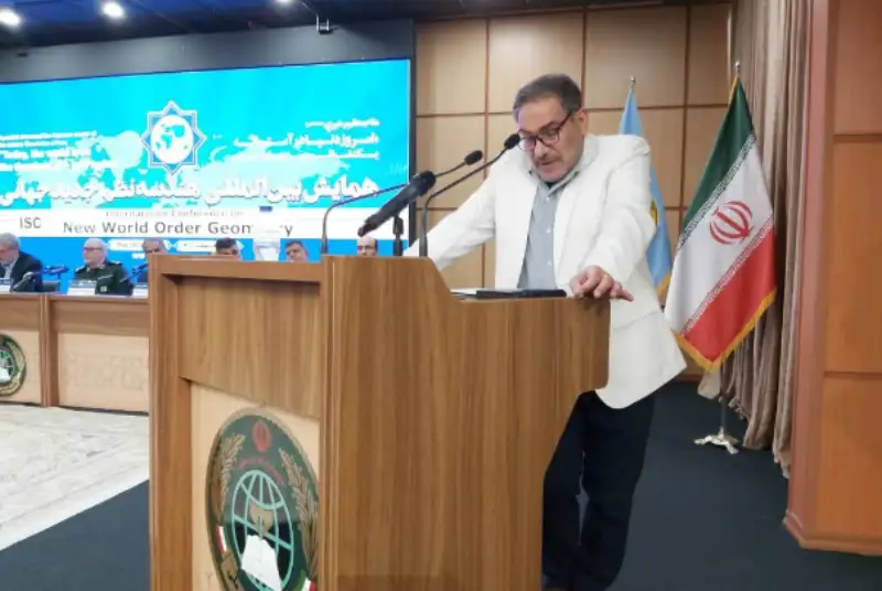 شمخانی: باید برای مواجهه هوشمندانه با تغییرات حاصل از نظم موجود در جهان، آماده شویم
