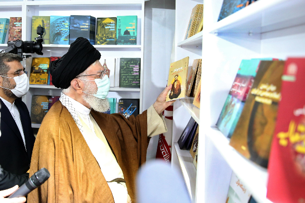 قائد الثورة: الكتاب مازال في مكانته الراقية جدا رغم إتّساع الفضاء الافتراضي