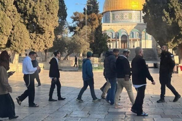 عشرات المستوطنين يقتحمون المسجد الأقصى بحماية من قوات الاحتلال