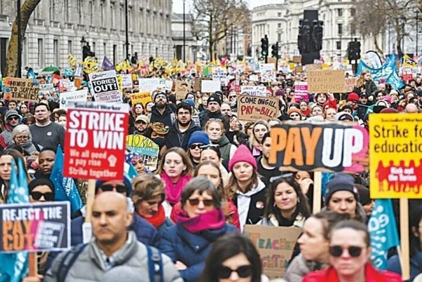 伊朗首都数百人集会，抗议者在英国大使馆外焚烧美英以三国国旗