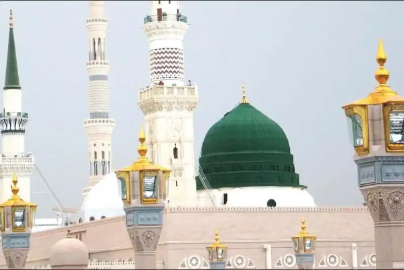 همزمانی بارش باران و رنگین کمان در مسجدالنبی (ص) + فیلم