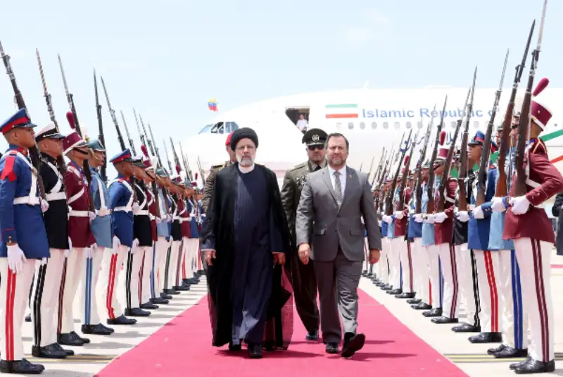 رئیس‌جمهور در رأس یک هیئت عالی‌رتبه وارد کاراکاس شد